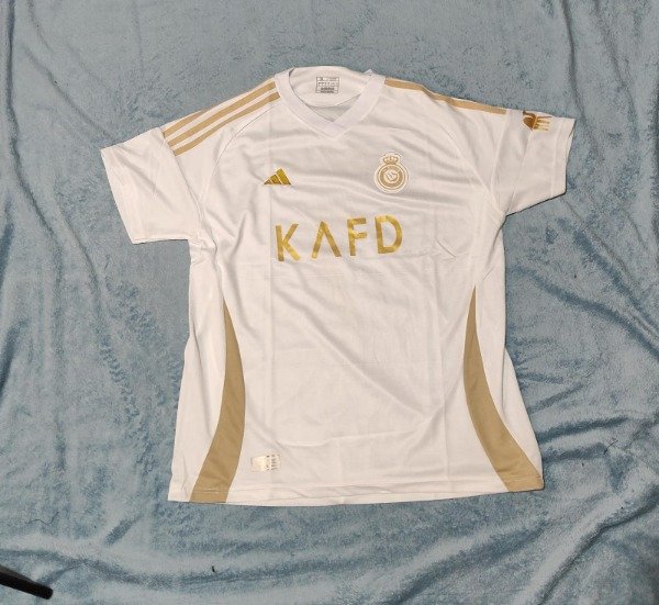 CAMISETA AL NASSR BLANCA Y DORADA RONALDO