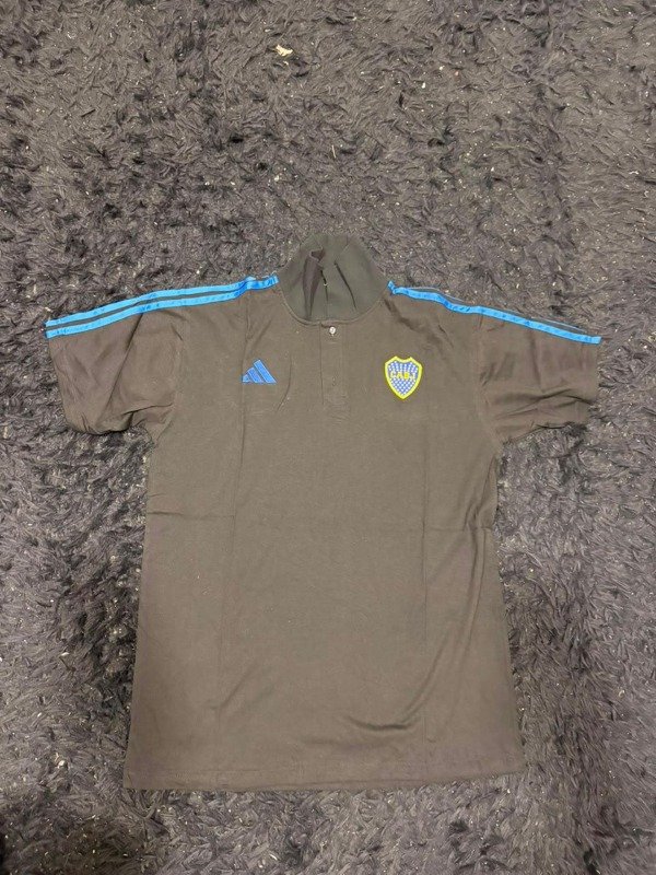 CHOMBA BOCA NEGRA Y AZUL