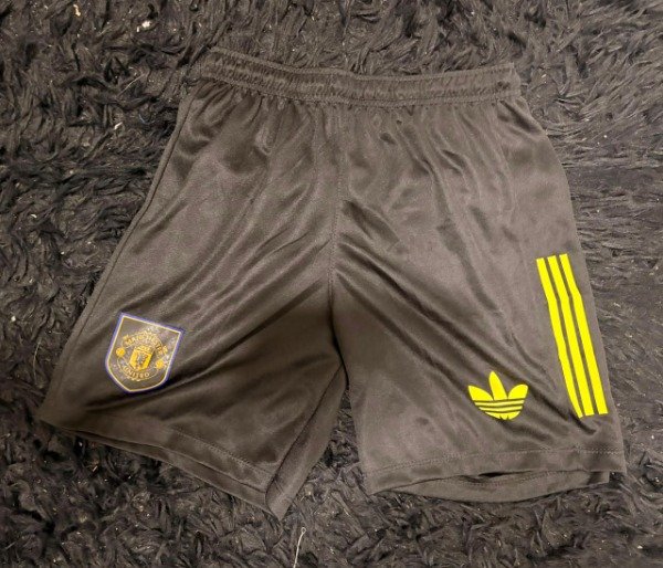SHORT MANCHESTER UNITED NEGRO LOGO DORADO